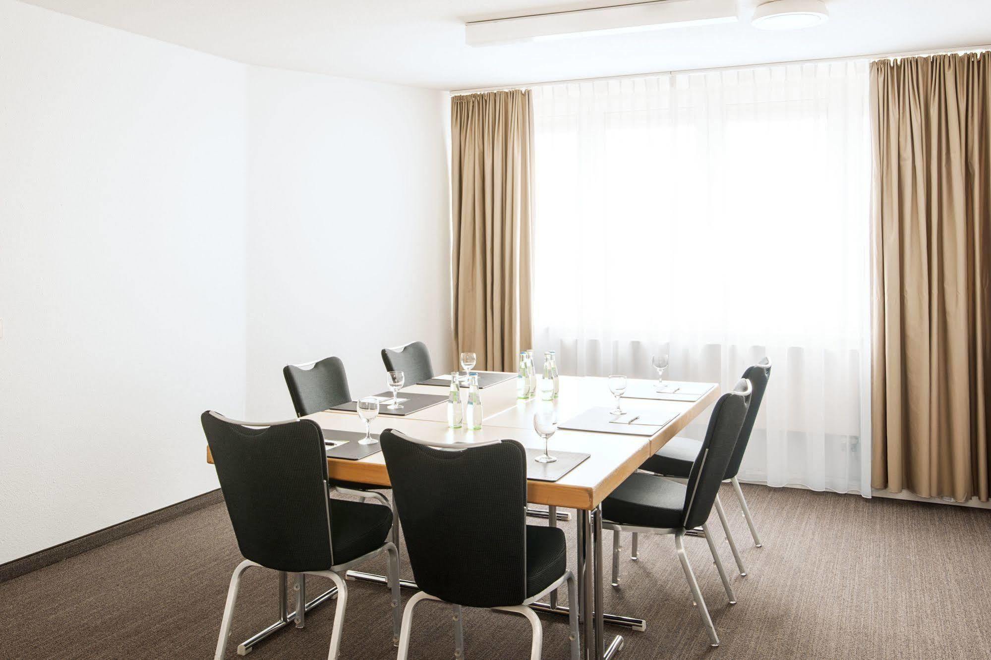 NH Frankfurt Mörfelden Conference Center Hotel Buitenkant foto