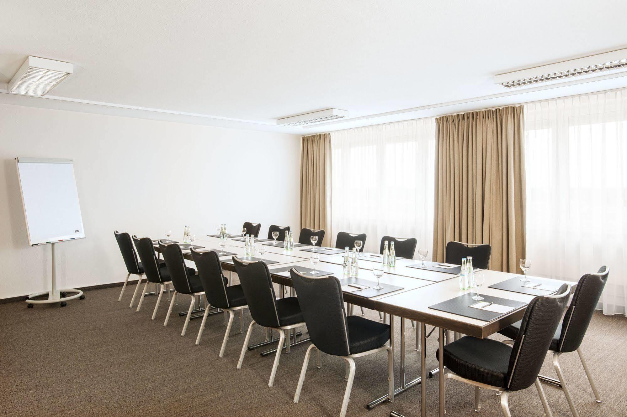 NH Frankfurt Mörfelden Conference Center Hotel Buitenkant foto