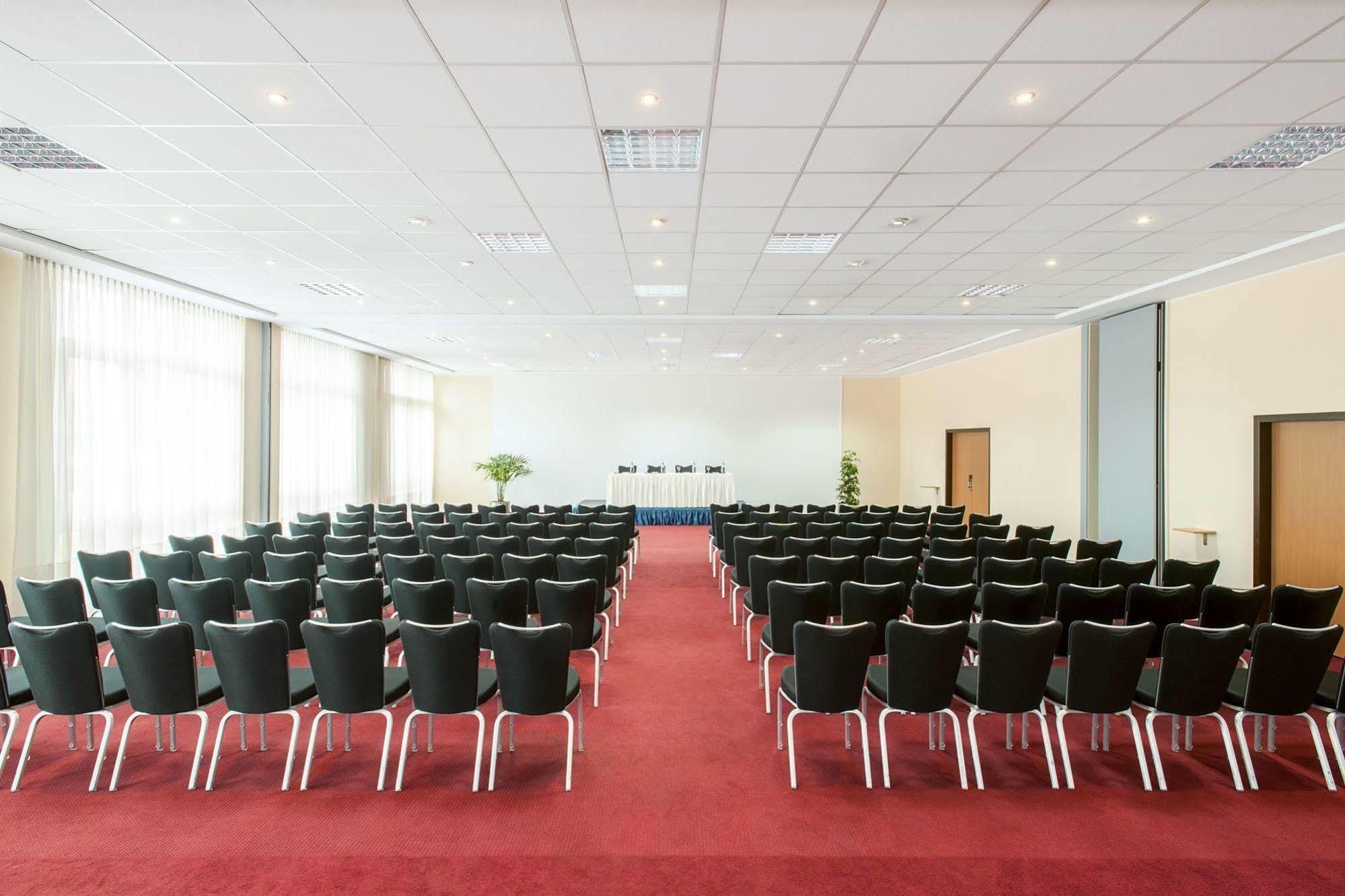 NH Frankfurt Mörfelden Conference Center Hotel Buitenkant foto